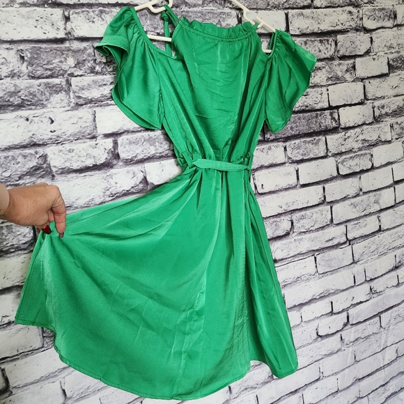 Green Cold Shoulder Short Sleeve Dress - S - Picture 3 of 3